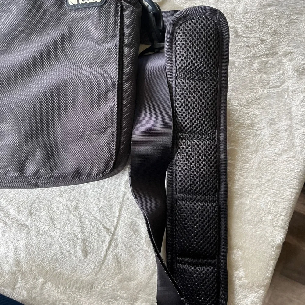 Incase Laptop Messenger Bag Black Ballistic Nylon Green Lining Padded Strap 15in